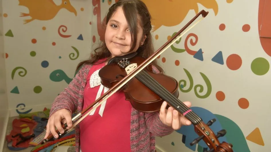 Camila disfrutando de la música y su violín