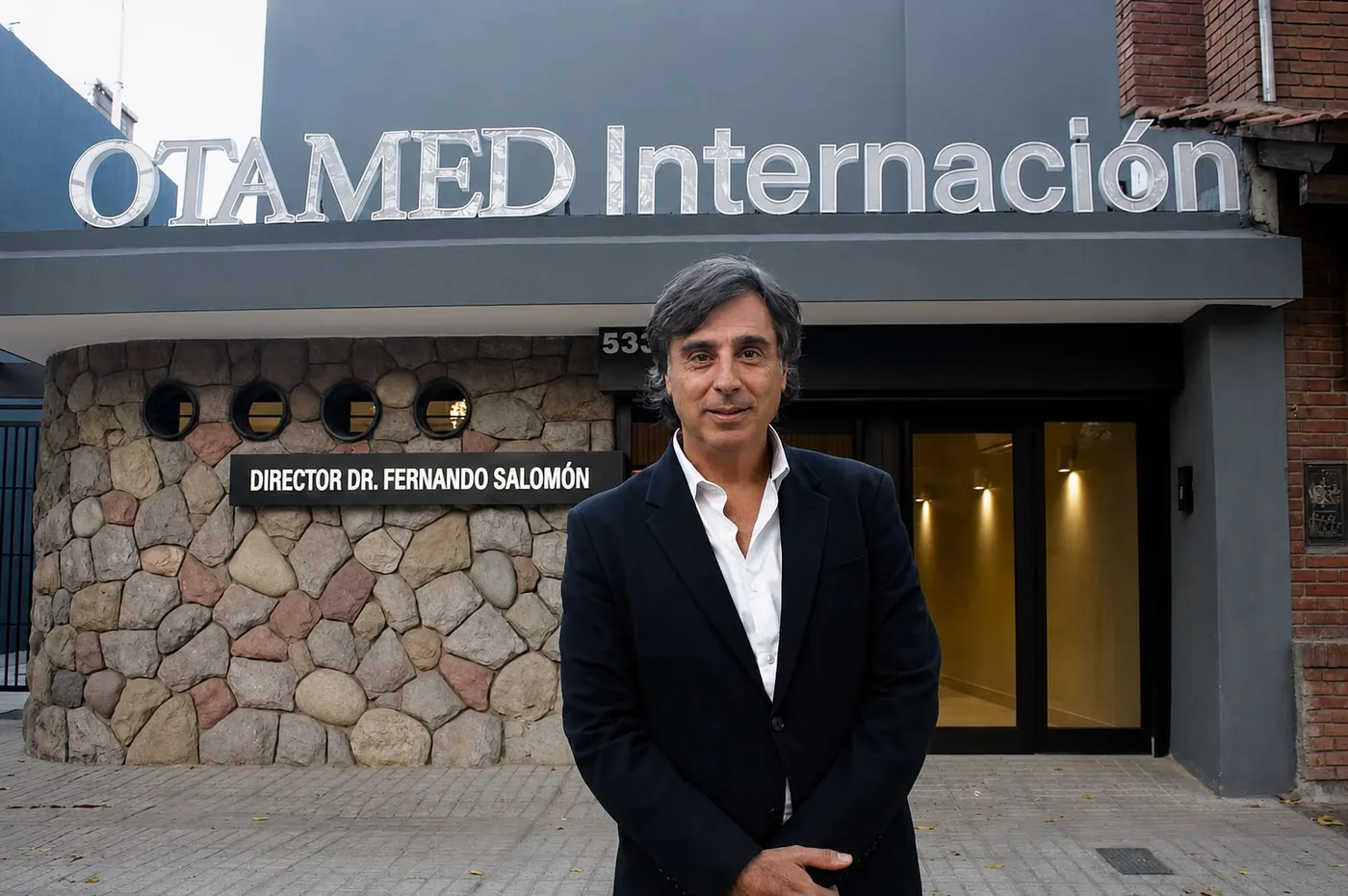 Dr. Fernando Salomón frente a la sede de OTAMED Internación