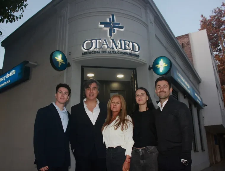 Equipo de OTAMED frente a la sede de Mendoza